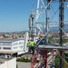 Abdeckung verlagern: Vodafone testet Mobilfunk­antenne an Roboterarm