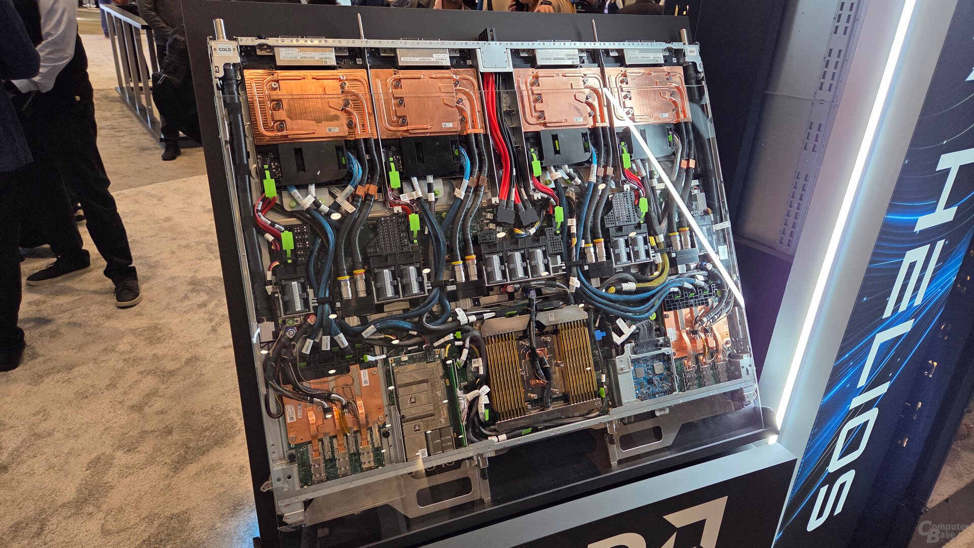Helios-Compute-Tray mit Abdeckungen