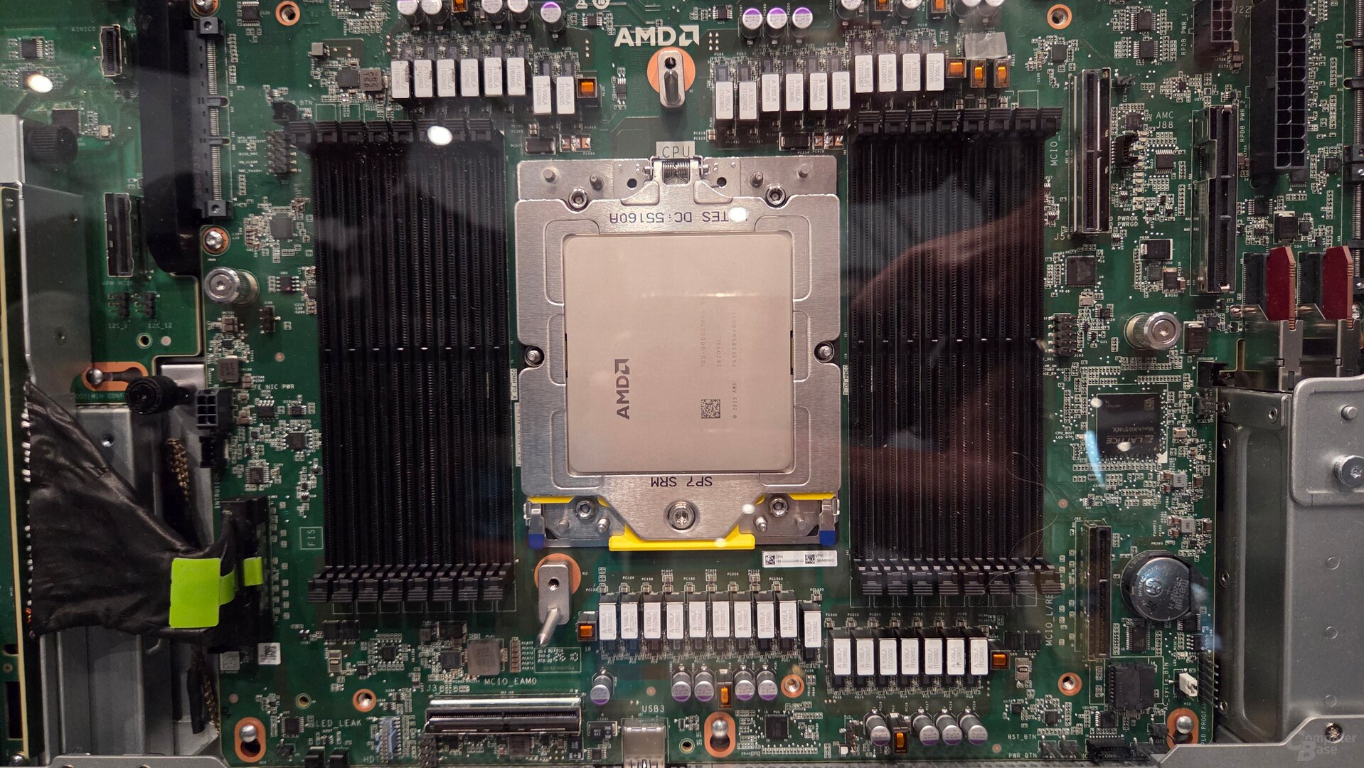 Helios-Compute-Tray nackt – CPU und leere RAM-Slots
