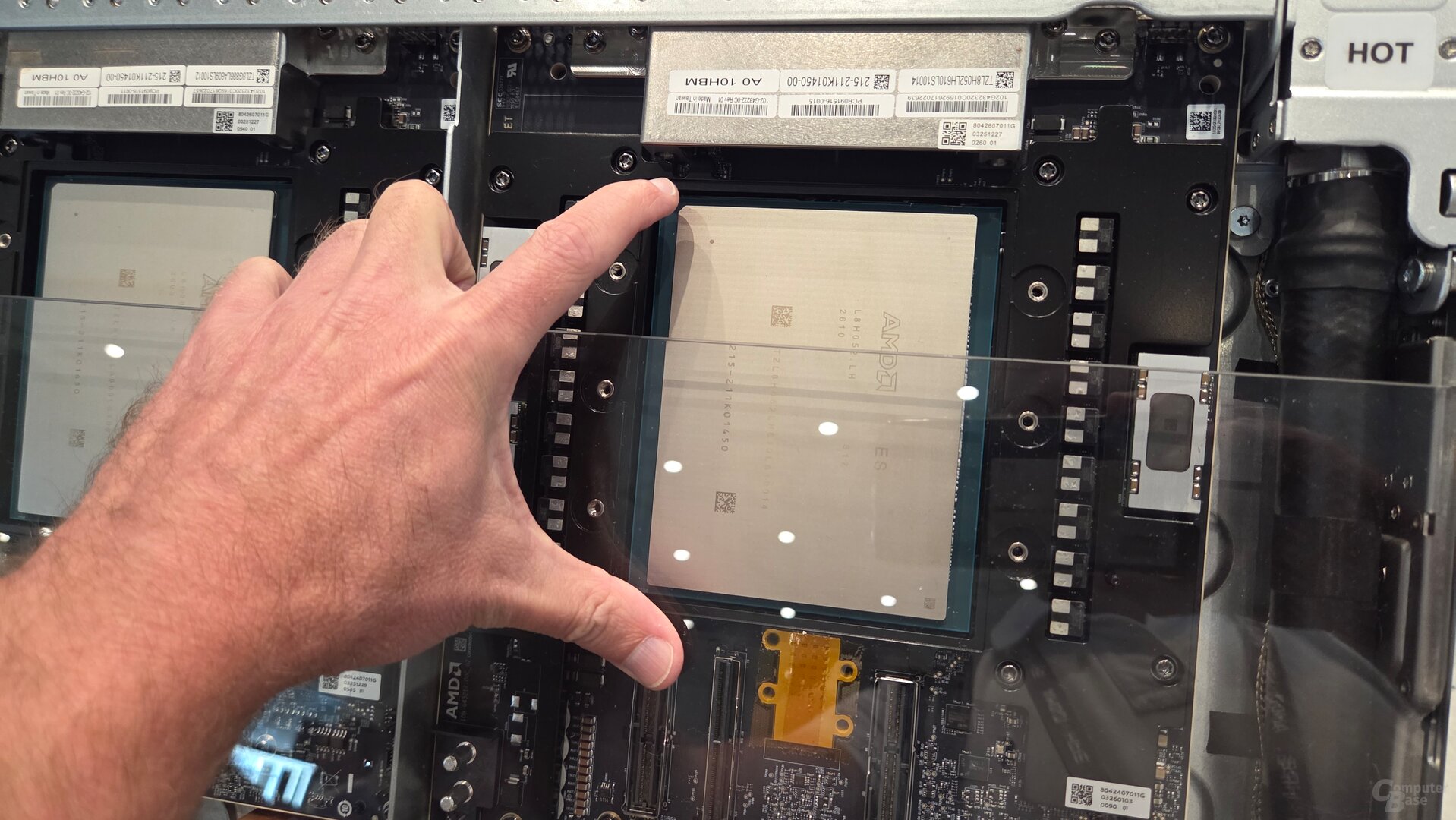 Helios-Compute-Tray nackt – sooo groß ist Instinct