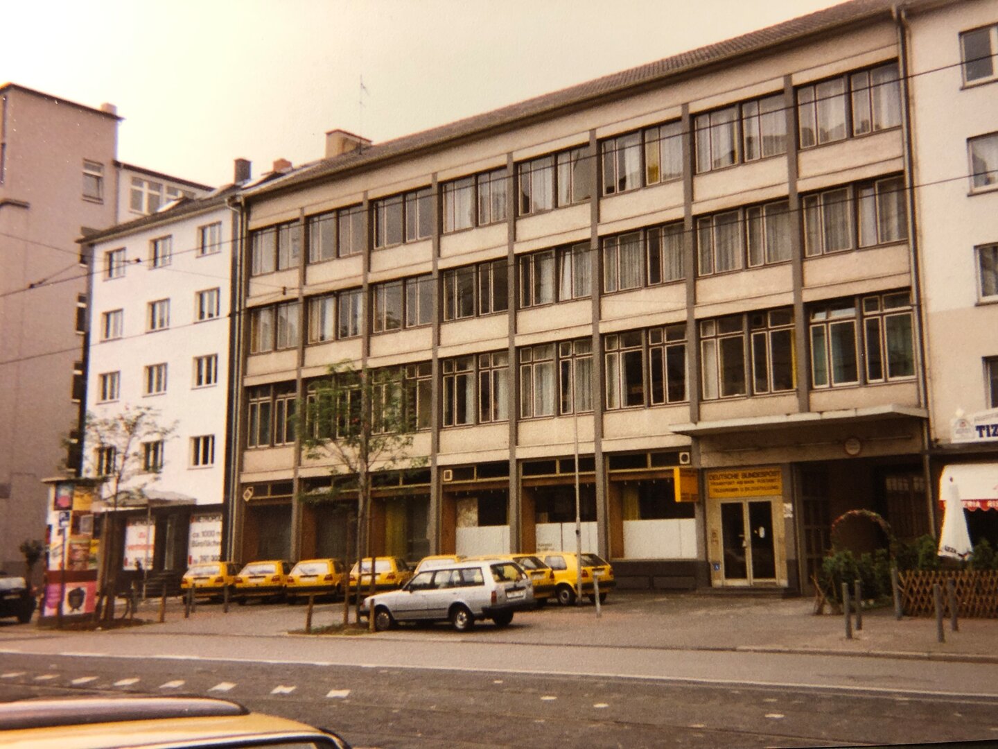 Das ehemalige Postamt in der Mainzer Landstraße 237 im März 1994. Hier nahm 1995 der erste DE-CIX seinen Betrieb auf.