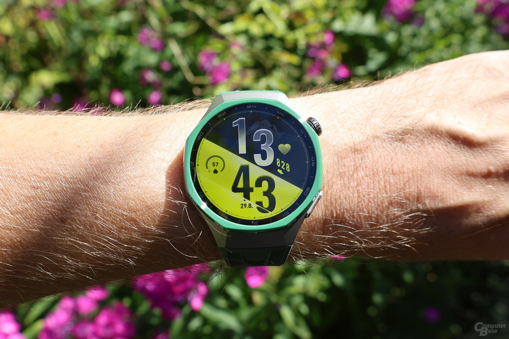 Watch GT 7 Pro: Auch bei direkter Sonneneinstrahlung leuchtet das Display hell genug