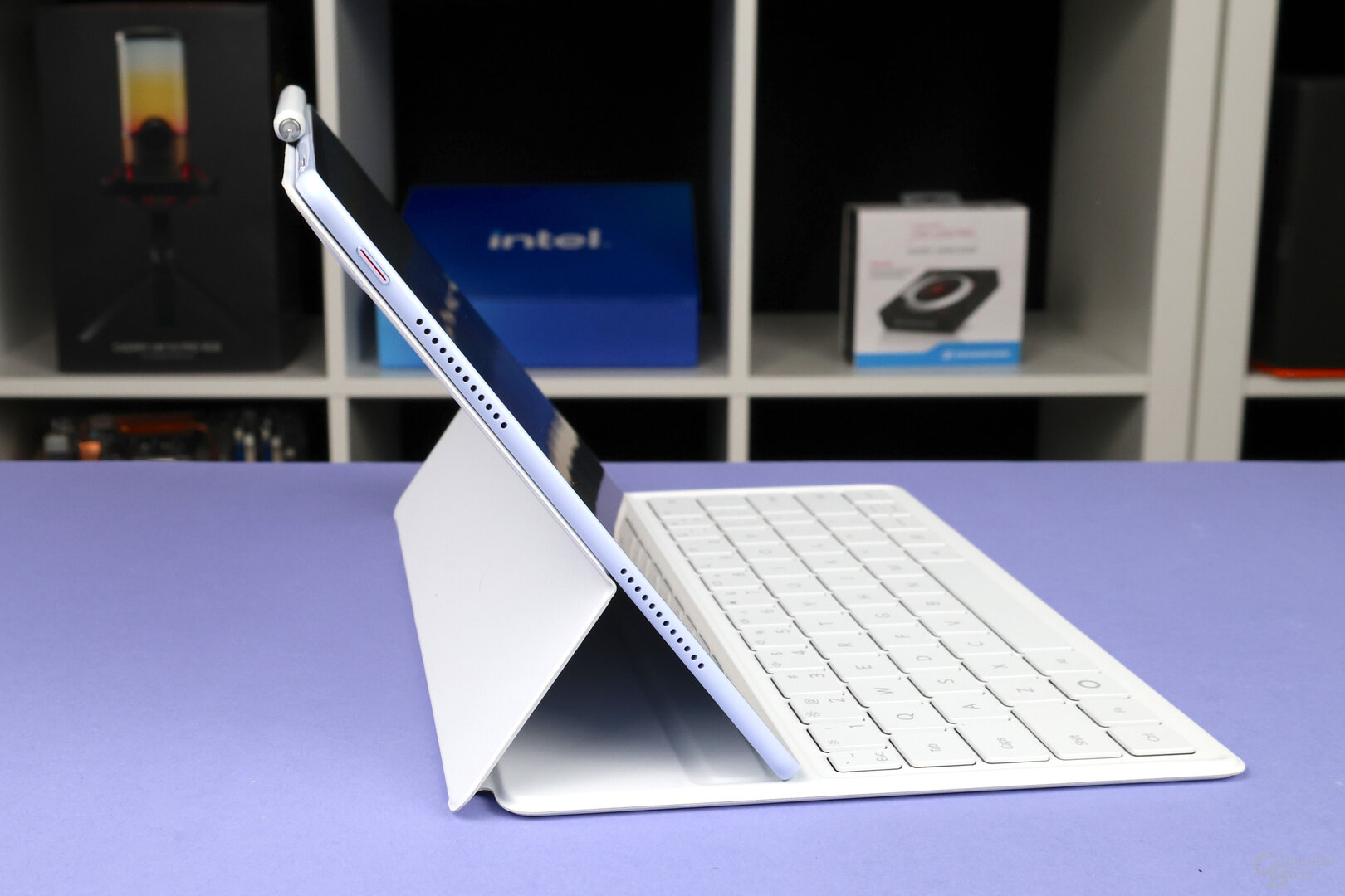 Das Keyboard-Cover hält magnetisch am Tablet