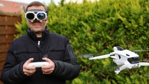 Antigravity A1: Klassischer Controller sorgt für präzisere 360-Grad-Flüge