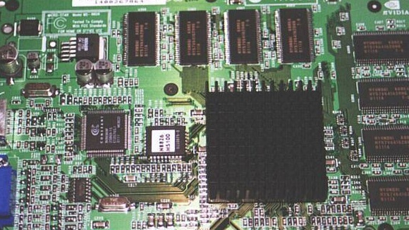 MSI StarForce 826 im Test: GeForce2MX 400 im Vergleich zu Inno3D
