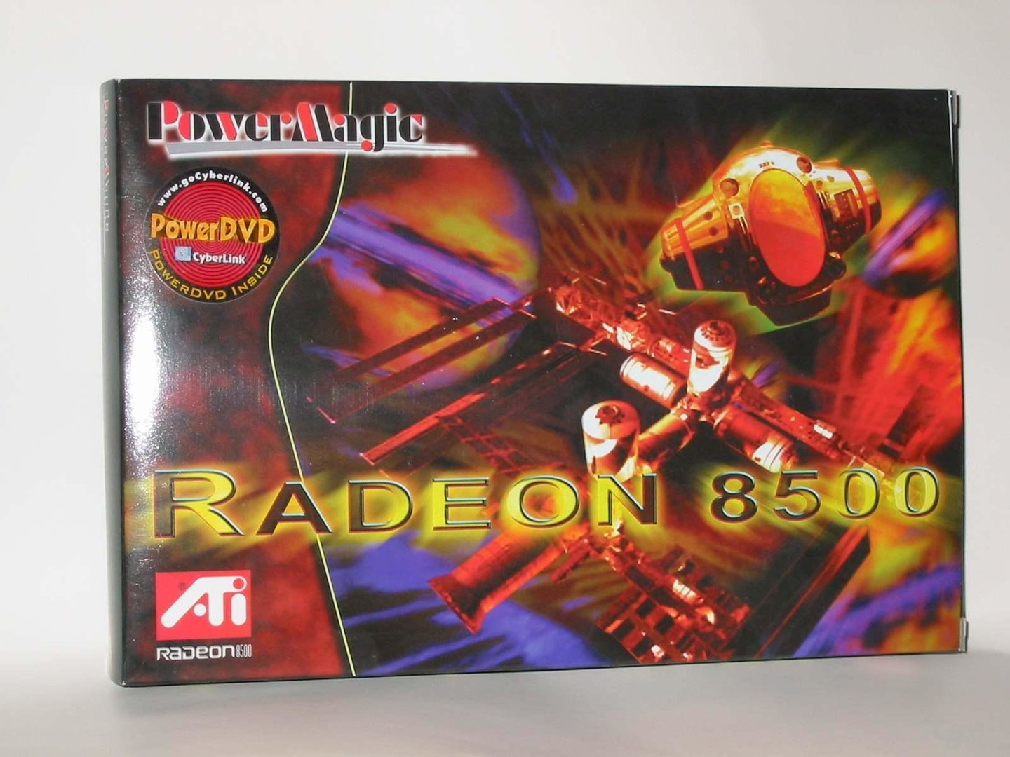 Die Verkaufsverpackung der PowerMagic Radeon 8500