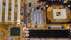 Asus P4PE mit Intel i845PE-Chipsatz im Test: DDR333/355, SATA, Gigabit LAN, Firewire, Sound und Hyper-Threading