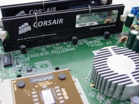 EPoX 8RDA+ mit Blick auf Corsair Memory