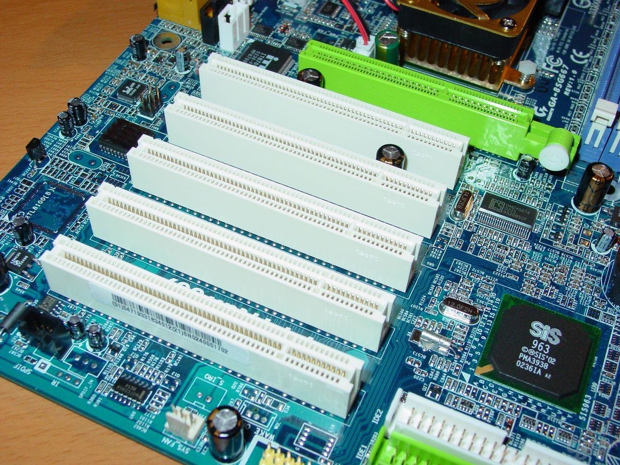 Gigabyte - GA-8SG667 - PCI
