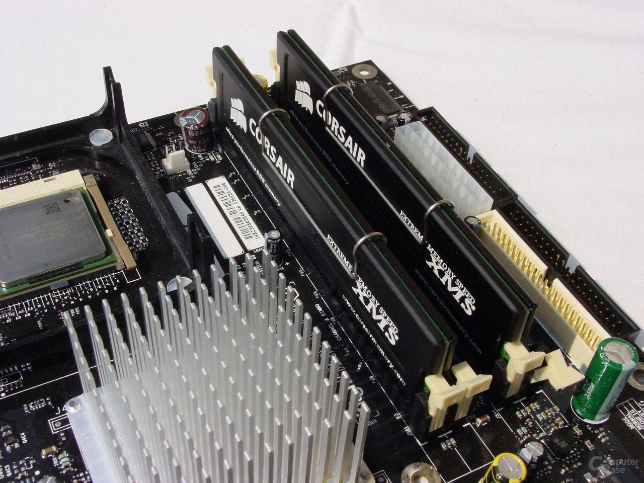 Intel D875PBZ mit Prozessor und RAM