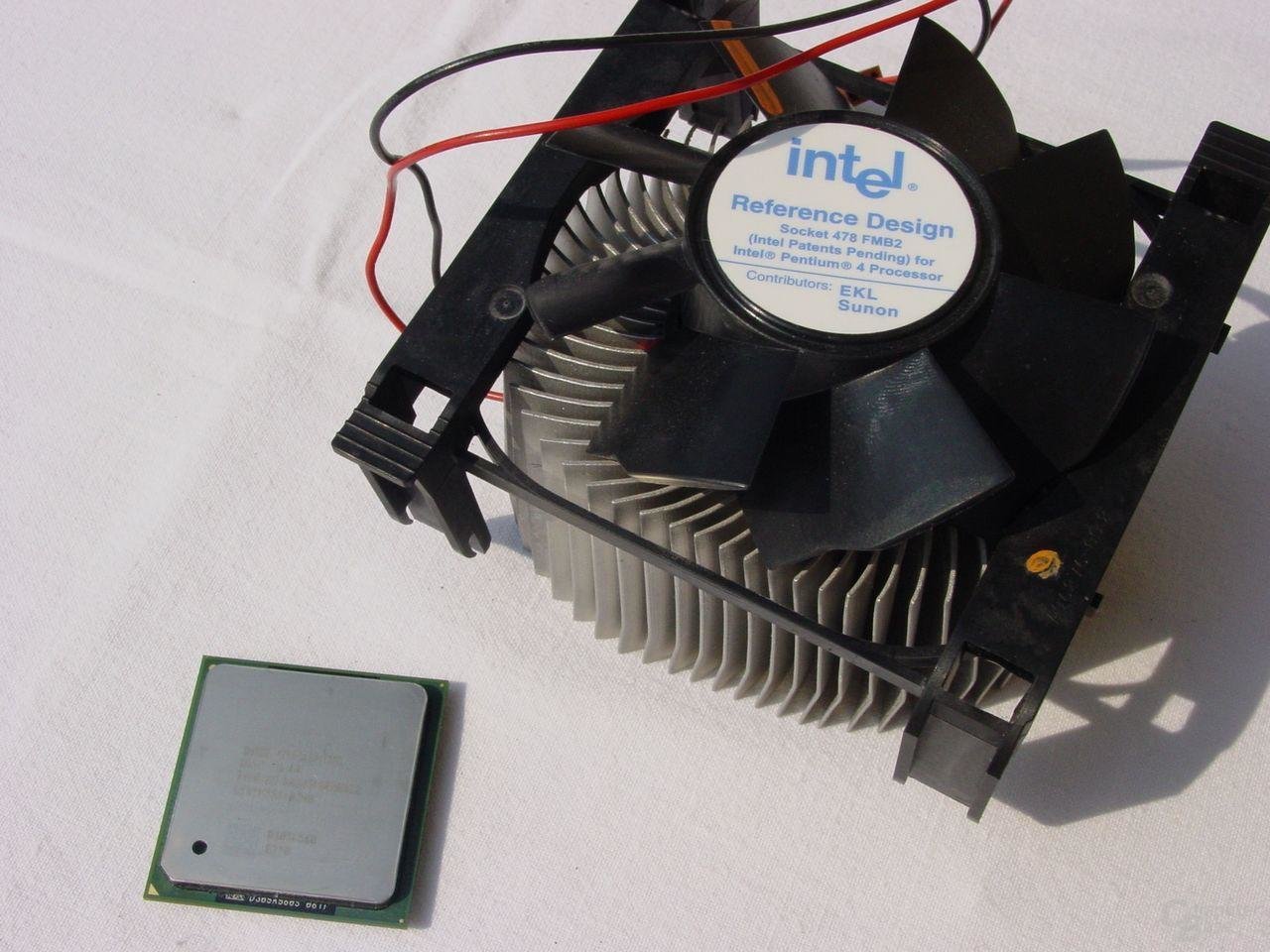 Intel Pentium 4 3,0C GHz mit Referenzkühler