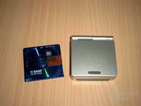 Der GBA SP im Vergleich mit einer Minidisk - kleiner geht's wirklich nicht mehr
