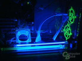 Lüfterdapter und IDE-Rundkabel mit UV-Licht