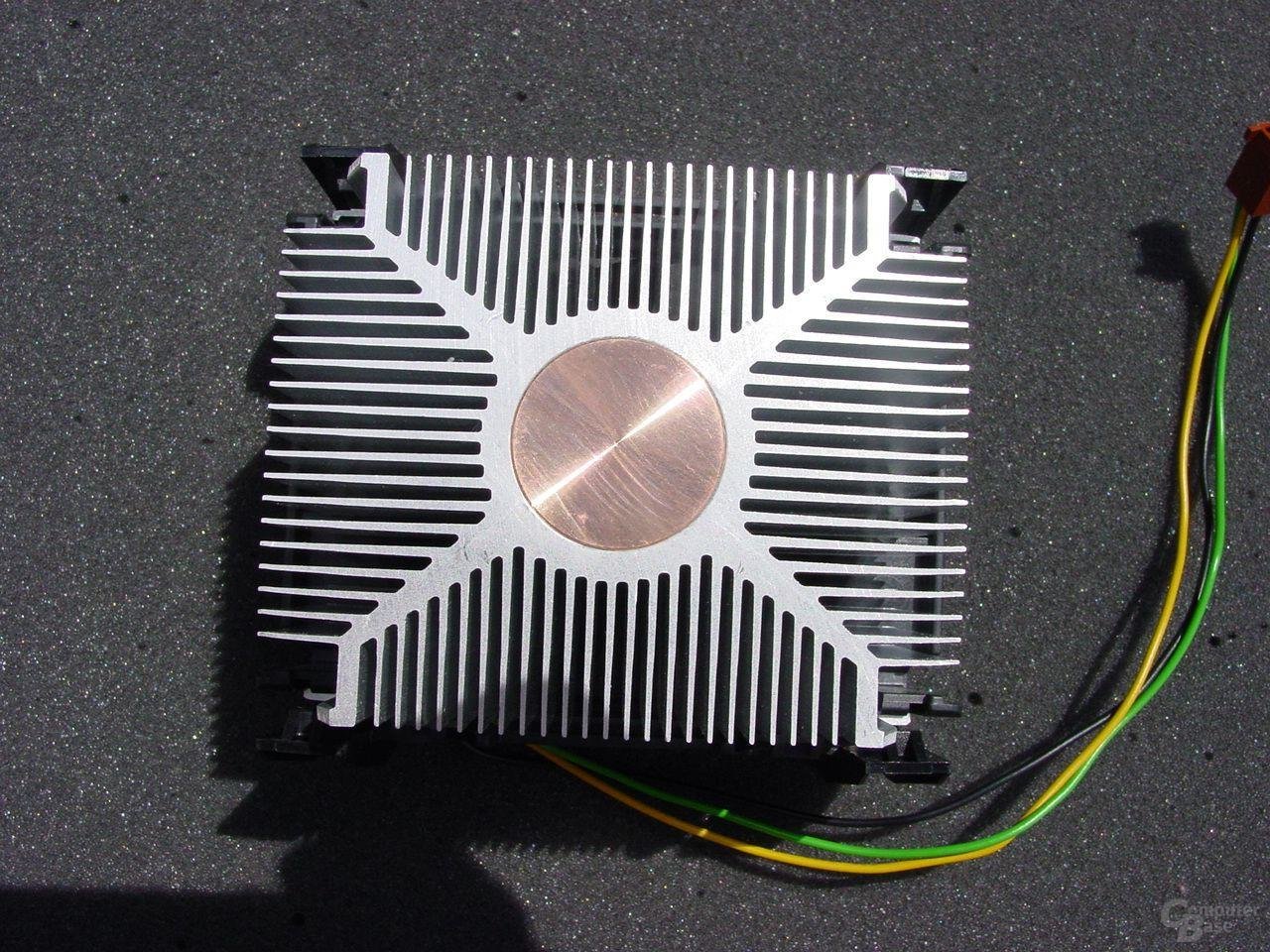 Intel Pentium 4 3,2 GHz Boxed Kühler von unten (Modell B)