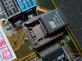 Auf die Markierungen beim Einsetzen des Chips achten