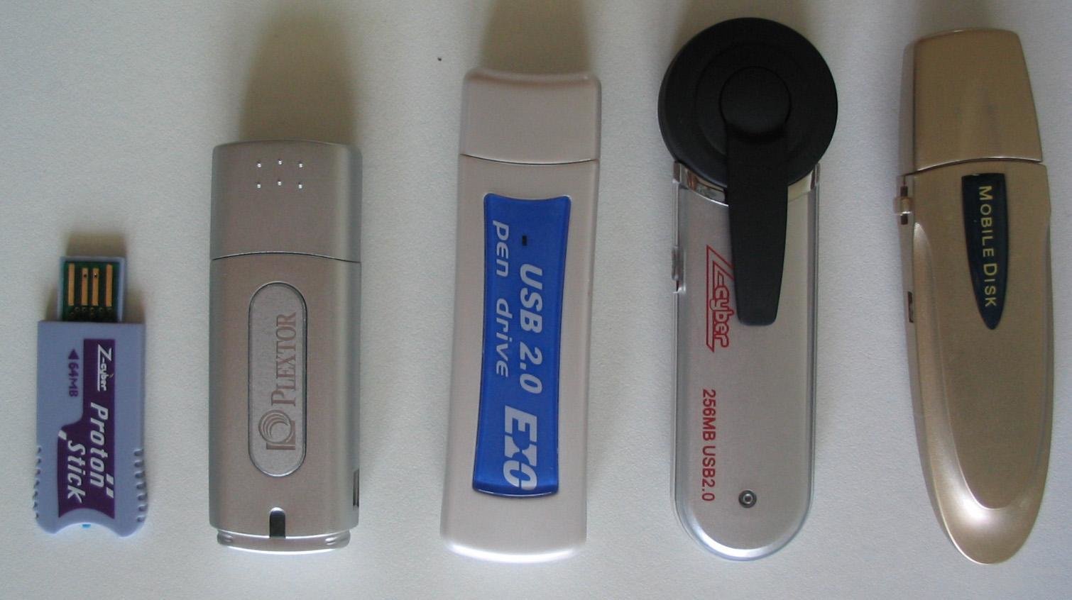 v.l. n.r.: Z-Cyber Proton Stick, Plextor Plexflash PX-F512, InnoVISION EIO USB 2.0 Pen Drive, Z-Cyber Cool Disk 2.0 V2, TwinMOS USB 2.0 Mobile Disk
