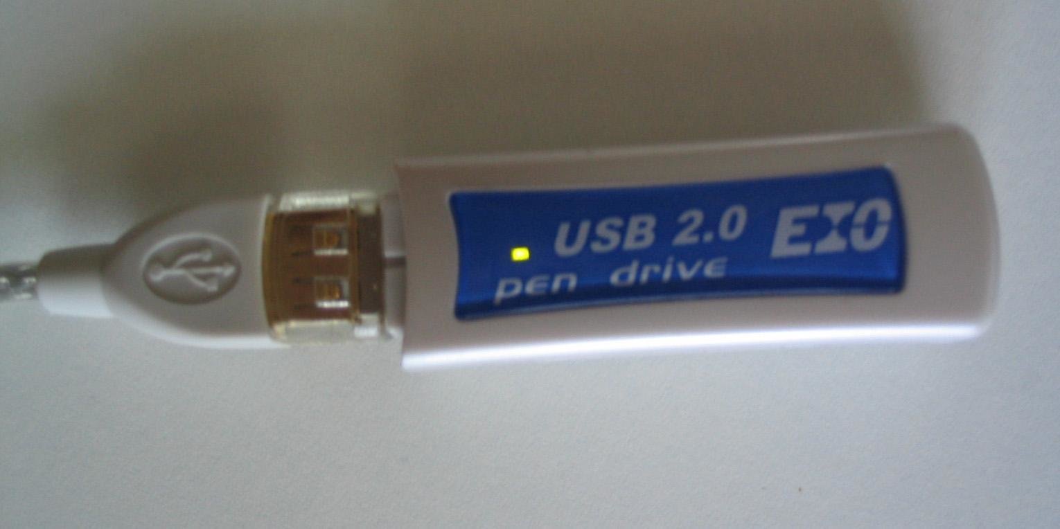 InnoVISION EIO USB 2.0 Pen Drive am Verlängerungskabel in Betrieb