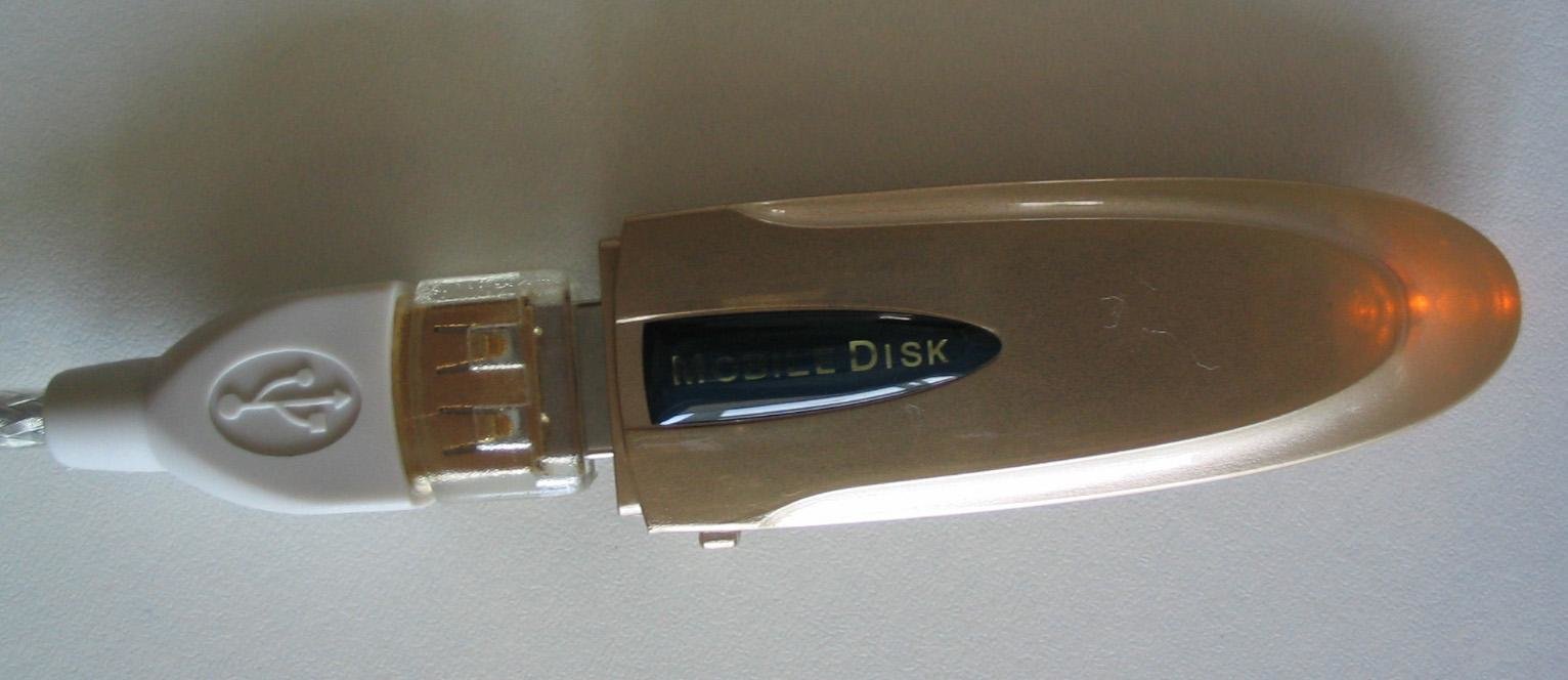 TwinMOS USB 2.0 Mobile Disk am Verlängerungskabel in Betrieb