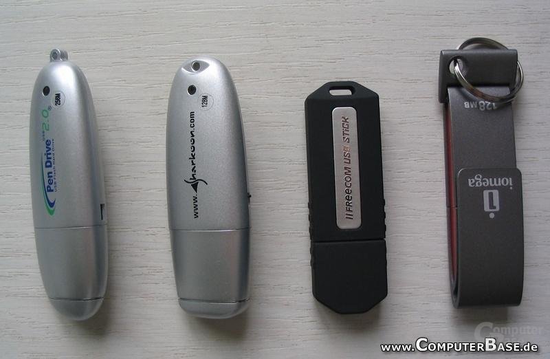 v.l. n.r.: PenDrive USB 2.0 Flash Hard Drive, Sharkoon USB 2.0 Flexi-Drive, Freecom FM-10 USB-2 Stick, Iomega Mini 128 USB Drive