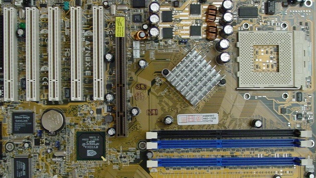 Asus A7N8X-E W-LAN-Edition im Test: Mainboard für Sockel A mit WLAN-Karte