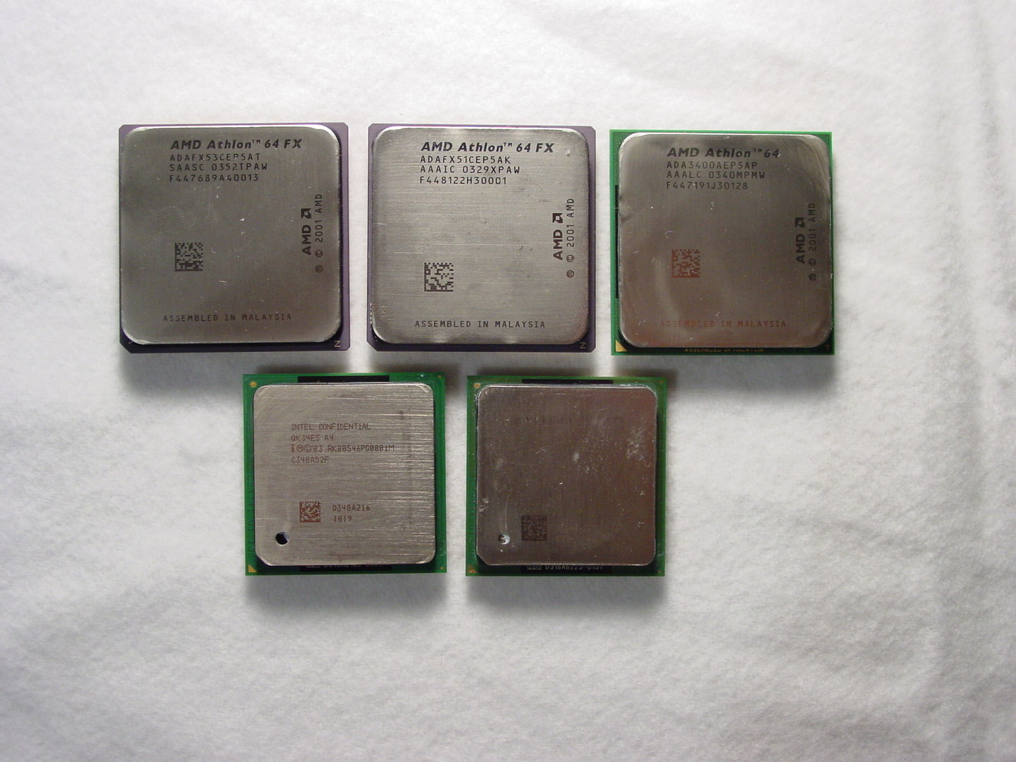 v.l.n.r.: Athlon 64 FX-53, Athlon 64 FX-51, Athlon 64 3400+, Pentium 4 Extreme Edition 3,4 GHz, Pentium 4 3,2E GHz