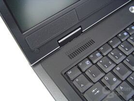 Asus M68Ne: Schaniere und obere Boxen