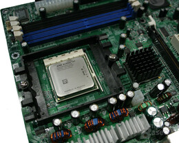 Für den Test gesellte sich ein Athlon 64 3800+ (Newcastle) zum Board.