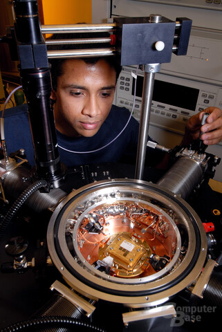 500 GHz schneller Silizium-Germanium-Chip bei 4,5 Kelvin in einem Versuchsaufbau des Georgia Elektronik Design Center in Atlanta