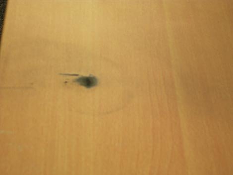 Brandspuren auf dem Schreibtisch