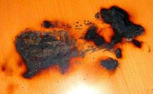 Brandspuren auf dem Schreibtisch