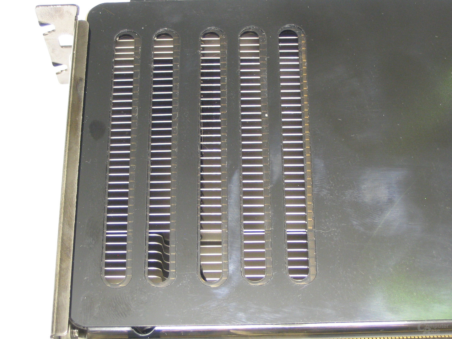 GeForce 8800 GTX Kühlungsschlitze