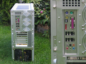 Rückansicht mit Blick auf das Mainboard-Panel