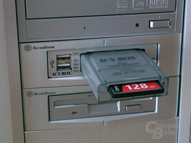 50-in-1 ICY Box Card-Reader in der Front