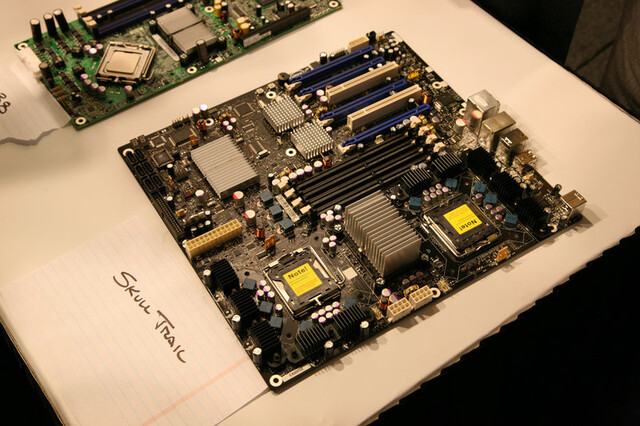 Skulltrail-Mainboard für zwei Sockel-771-Prozessoren und FB-DIMM-Speicher. Unter den gekühlten Chips neben den PCI-Express-Steckplätzenverstecken sich zwei nForce 100.