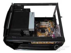 Viel Platz rechts und links des Micro-ATX-Mainboards: Hier wäre wohl auch Full-ATX drin gewesen