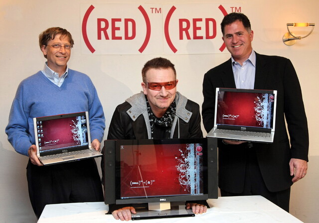 Bono, Mitbegründer von (RED), Bill Gates, Gründer und Chairman von Microsoft, und Michael Dell, Gründer und CEO von Dell, bei der Ankündigung ihrer (RED)-Partnerschaft anlässlich des Weltwirtschaftsforums in Davos