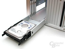 Massive Einbaurahmen für die HDDs sind gleichzeitig Gehäuseboden