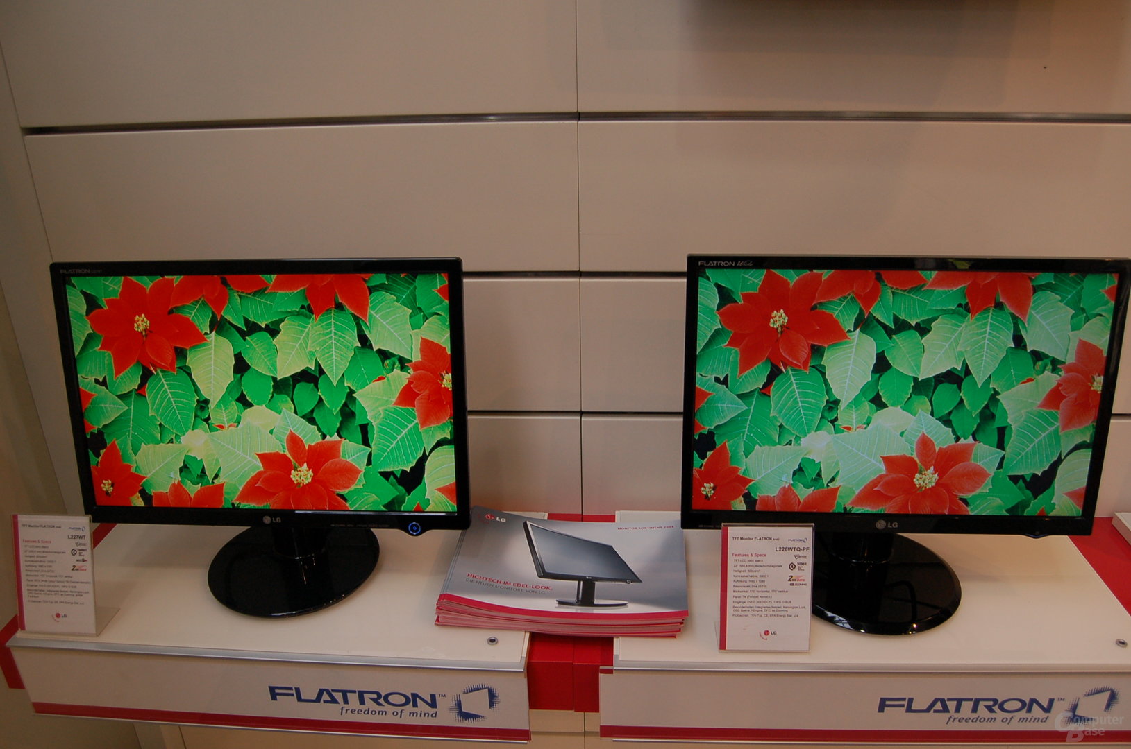Links Monitor mit Wide Colour Gamur, rechts ohne