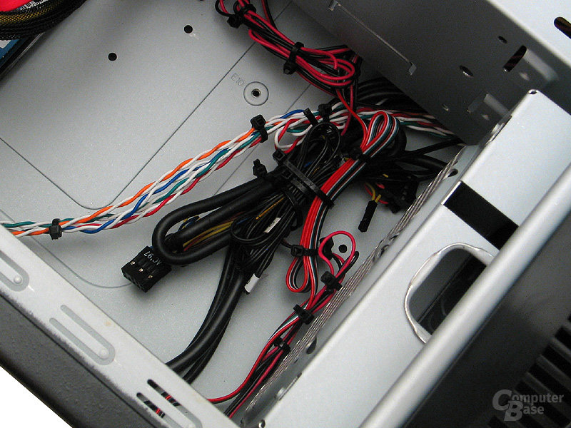 Viele Kabelbinder säumen den Besser-Leise-PC