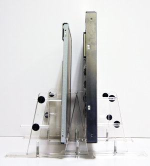 Rechts ein übliches 24-Zoll-Panel, links das dünnere Design von AUO