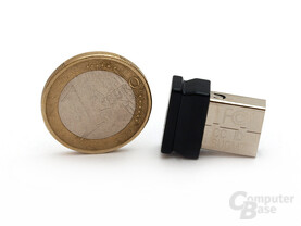 Winzig: Der USB Empfänger kann auch bei Transport im Notebook bleiben