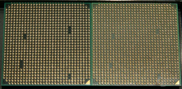 Links: AM3-CPU mit zwei Aussparungen für drei Pins, zwei für zwei Pins Rechts: AM2-CPU mit vier Aussparungen für je zwei Pins