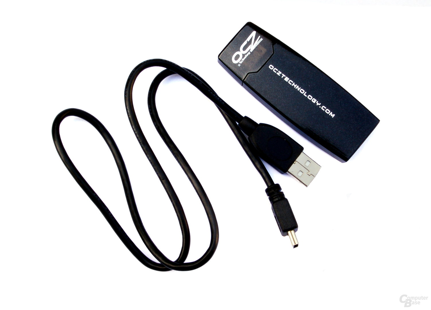 OCZ Throttle 32 GB und USB-Kabel