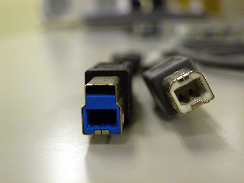 Links: Neuer USB 3.0-Stecker (männlich) im Vergleich zum alten USB-2.0-Modell
