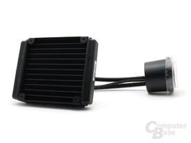Pumpe und Radiator mit relativ unflexiblen Schläuchen verbunden