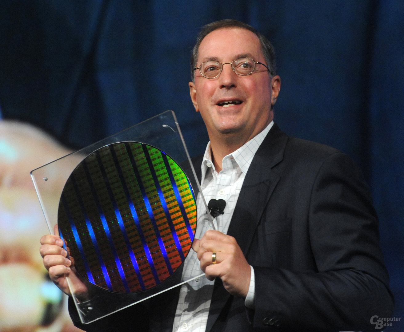 Paul Otellini zeigt auf dem IDF einen 22 nm Wafer mit SRAM-Chips