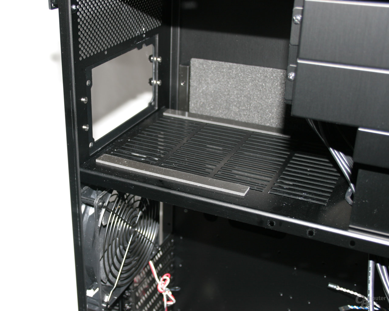 Lian Li TYR Super-Case PC-X2000BW – Netzteilentkopplung