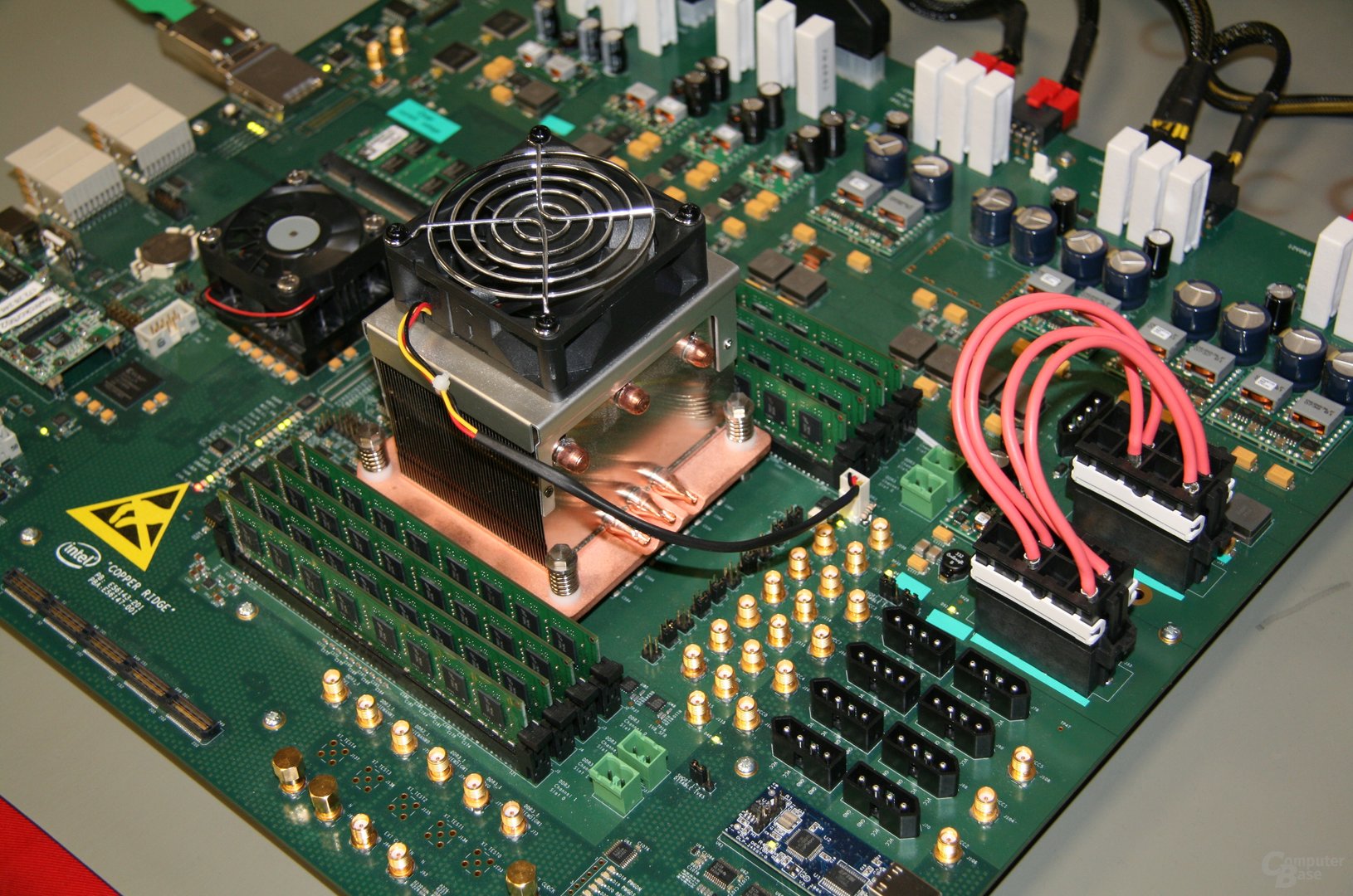 48-Kern-Prozessor auf Mainboard „Copper Ridge“