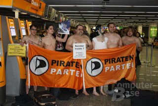 Fleshmob der Piratenpartei als Protest gegen Nacktscanner
