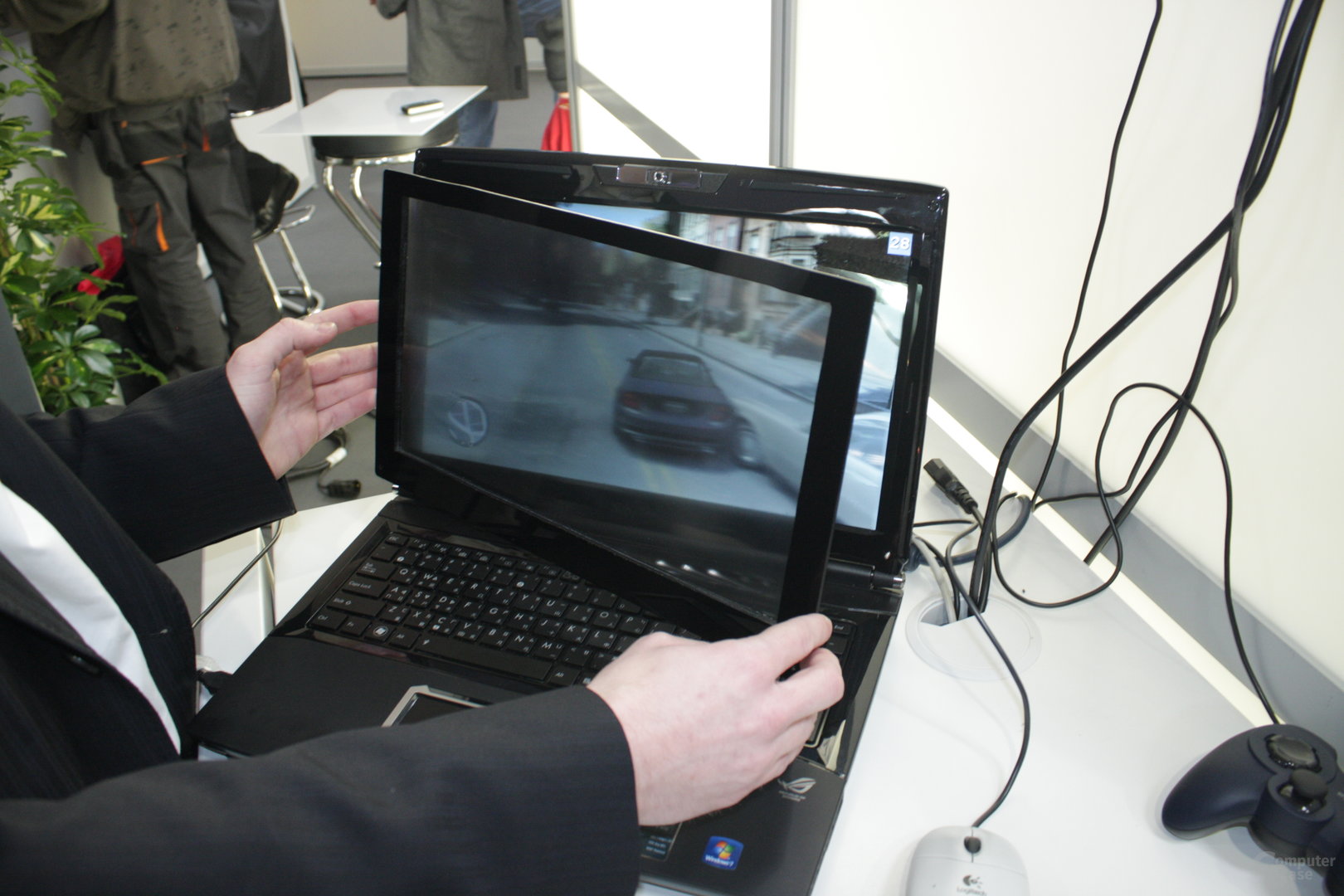 Laptop mit Linsensaufsatz für stereoskopisches Sehen